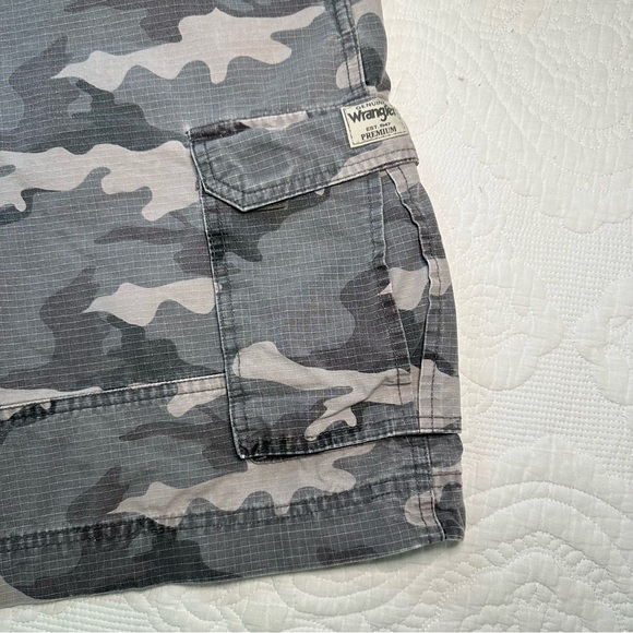 Wrangler Men’s Genuine Camo Cargo Shorts. Size 36. - Picture 2 of 7